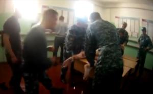 反绑双手抽脚底，俄6名狱警虐囚被捕