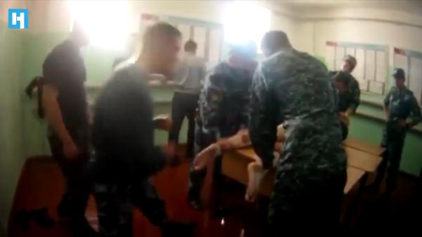 反绑双手抽脚底，俄6名狱警虐囚被捕