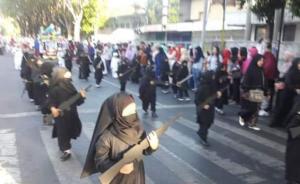 穿罩袍拿玩具枪，印尼女童游行惹争议