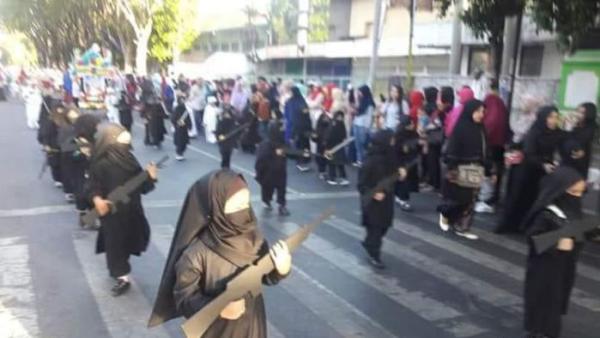 穿罩袍拿玩具枪，印尼女童游行惹争议