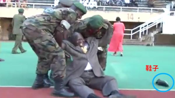 79岁乌干达副总理开球：摔了跤鞋飞了