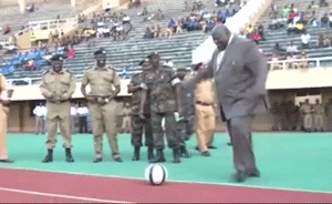 79岁乌干达副总理开球：摔了跤鞋飞了