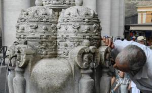 两游客在一战纪念馆喷泉中做不雅动作拍照留念，被警方通缉
