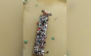 安徽宿州暴雨校园积水， 大货车摆渡师生