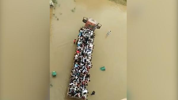 安徽宿州暴雨校园积水， 大货车摆渡师生