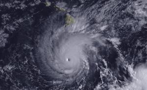 环球｜飓风“莱恩”逼近夏威夷，居民填沙袋钉门窗严阵以待
