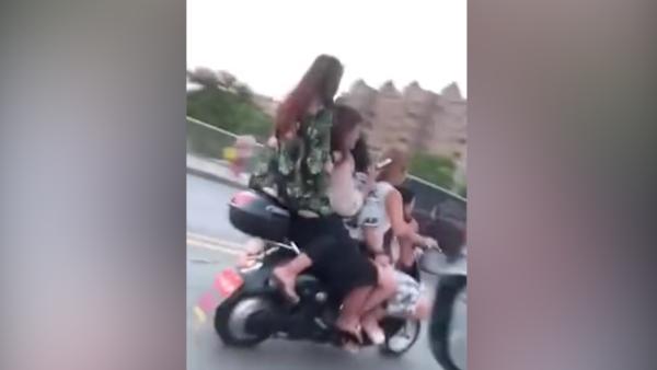 五名女子同骑一辆电动车闯红灯后自首