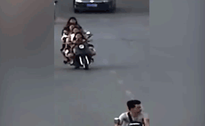 五名女子同骑一辆电动车闯红灯后自首