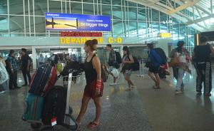 中国游客巴厘岛机场遭移民官员索要小费，当地移民局介入调查