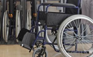 重病患者机场借轮椅被要求提供医院证明，医院拒开家属犯难