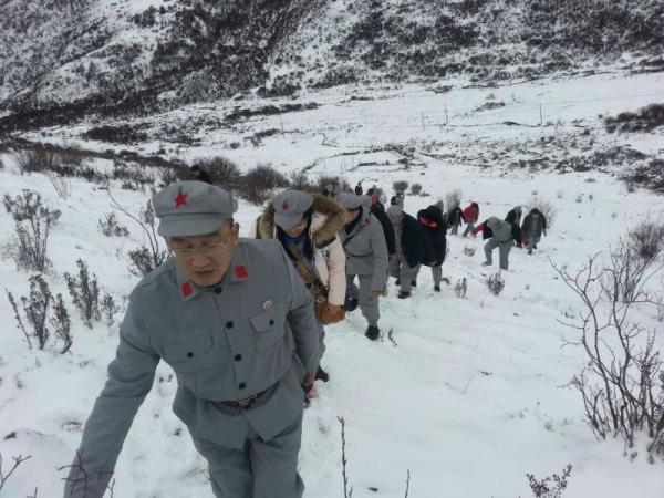 四川长征干部学院的课程安排重点突出爬雪山,过草地等长征