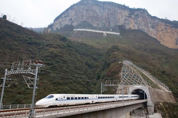 世界第一条山区高速铁路成贵高铁开通运营