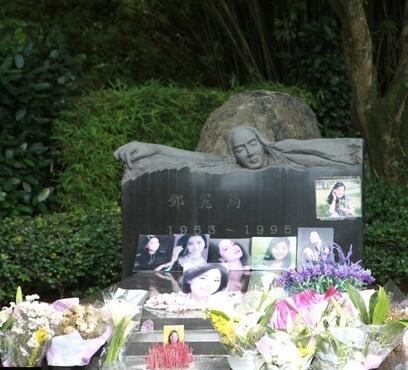 テレサ テン 墓石が訪問者の手で汚される ファンクラブ会長が嘆き 台湾 Duke Train