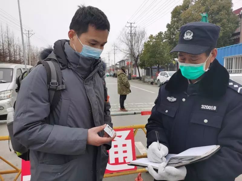30岁儿子牺牲在抗疫一线,徐州辅警戴上儿子警帽重返岗位